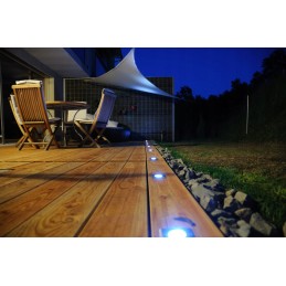 Aukščiausios kokybės vandeniui atspari mini burė - trikampė 1,4x1,4x2m. puikiai tinka kuriant fantastiškas terasų kompozicijas.