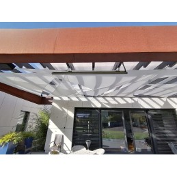 Aukščiausios kokybės vandeniui atspari mini burė - trikampė 1,4x1,4x2m. puikiai tinka kuriant fantastiškas terasų kompozicijas.