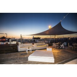 Aukščiausios kokybės vandeniui atspari mini burė - trikampė 1,4x1,4x2m. puikiai tinka kuriant fantastiškas terasų kompozicijas.