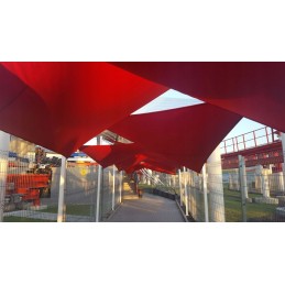 Aukščiausios kokybės vandeniui atspari mini burė - trikampė 1,4x1,4x2m. puikiai tinka kuriant fantastiškas terasų kompozicijas.