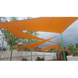 Aukščiausios kokybės vandeniui atspari mini burė - trikampė 1,4x1,4x2m. puikiai tinka kuriant fantastiškas terasų kompozicijas.