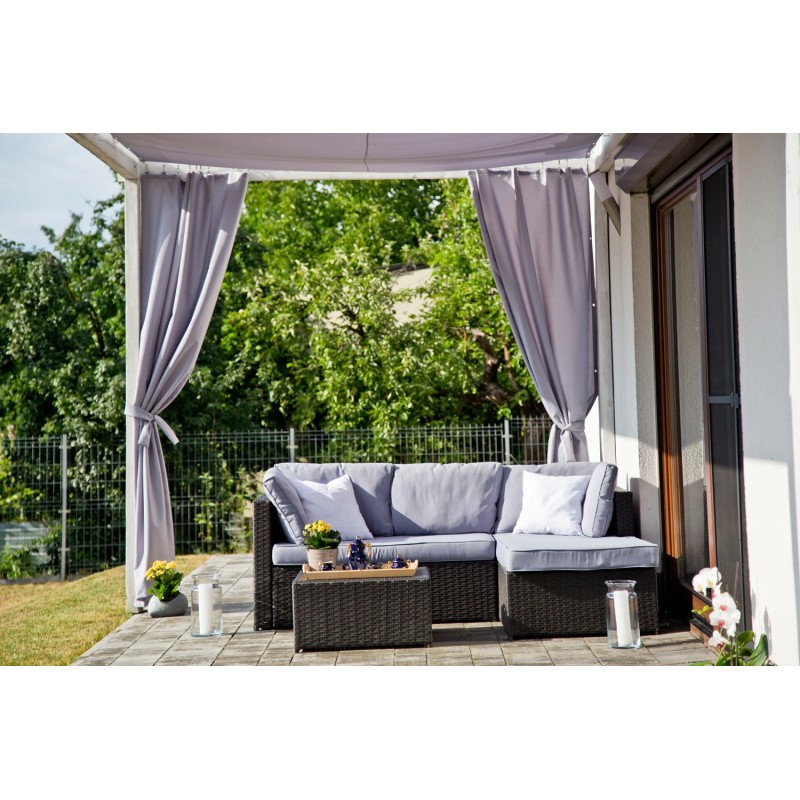 Baltas sodo šešėlis nuo saulės