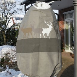 Apsauginis gobtuvas iš neaustinės medžiagos, skirtas elnių bandai