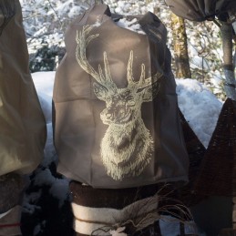 Apsauginis gaubtas iš neaustinės elnio galvos