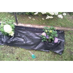 Juodos agrotekstilės mulčiavimas, apsaugantis nuo piktžolių.