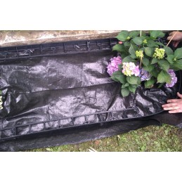 Juodos agrotekstilės mulčiavimas, apsaugantis nuo piktžolių.