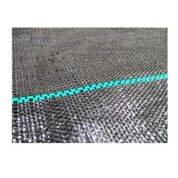 Juodos agrotekstilės mulčiavimas, apsaugantis nuo piktžolių.