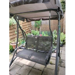 Tesero pilkos sodo sūpynės