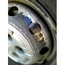 Itin stipri juosta baseino tinklinio tunelio taisymui