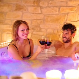 Povandeninis baseino apšvietimas su vandeniui atspariu nuotolinio valdymo pulteliu