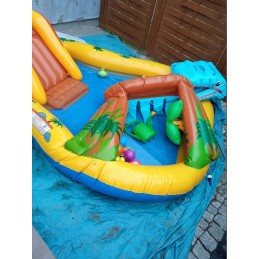 Vandens baseinas, žaidimų aikštelė, dinozauras, čiuožykla, kamuoliai