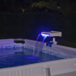 Flowclear raminantis baseino krioklys su apšvietimu