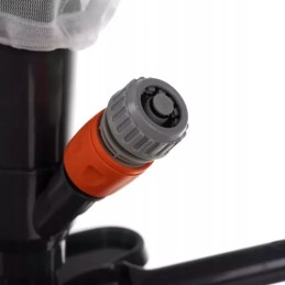 Dulkių siurblys pašalina nešvarumus nuo baseino dugno