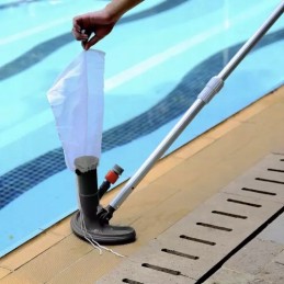 Dulkių siurblys pašalina nešvarumus nuo baseino dugno