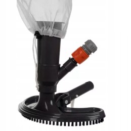 Dulkių siurblys pašalina nešvarumus nuo baseino dugno