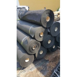 Augintas audinys su skylutėmis braškėms 110 cm x 100 metrų UV filtras piktžolėms